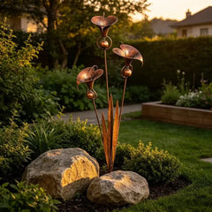 CallaChime – Handgefertigter Gartenstab mit Calla-Lilien & Klangspiel