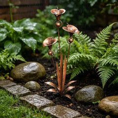 CallaChime – Handgefertigter Gartenstab mit Calla-Lilien & Klangspiel