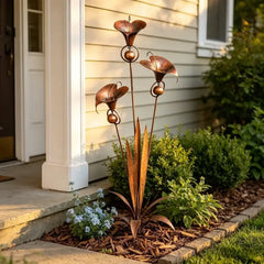 CallaChime – Handgefertigter Gartenstab mit Calla-Lilien & Klangspiel